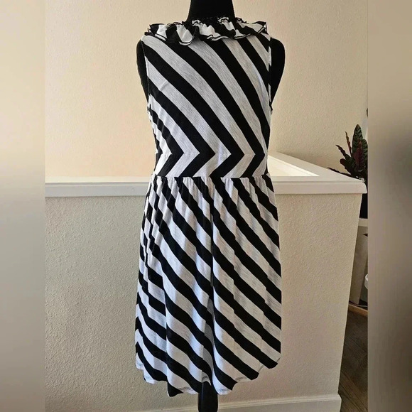 INC International Concepts Black and White Stripe Knee Length Dress - Size 1X - Picture 4 of 10